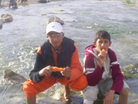 hi voila la moi et mon ptit copin de belad taourirt lol yassin